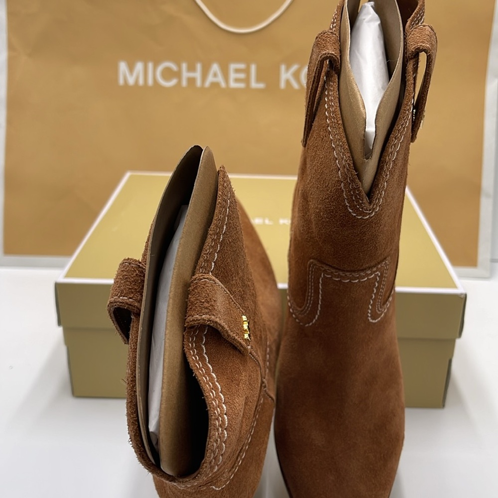Michael Kors WAVERLY HEELED BOOTIE JUNGLE SUEDE
49F4WVME6S
LUGGAGE - Picture 12 of 16
